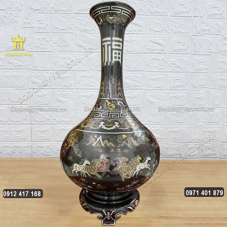 Lọ hoa được đ&uacute;c theo d&aacute;ng củ tỏi